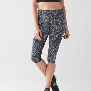 LULULEMON Women's Outrun 17" Crop Splatter White Black Luxtreme Leggings Size 8